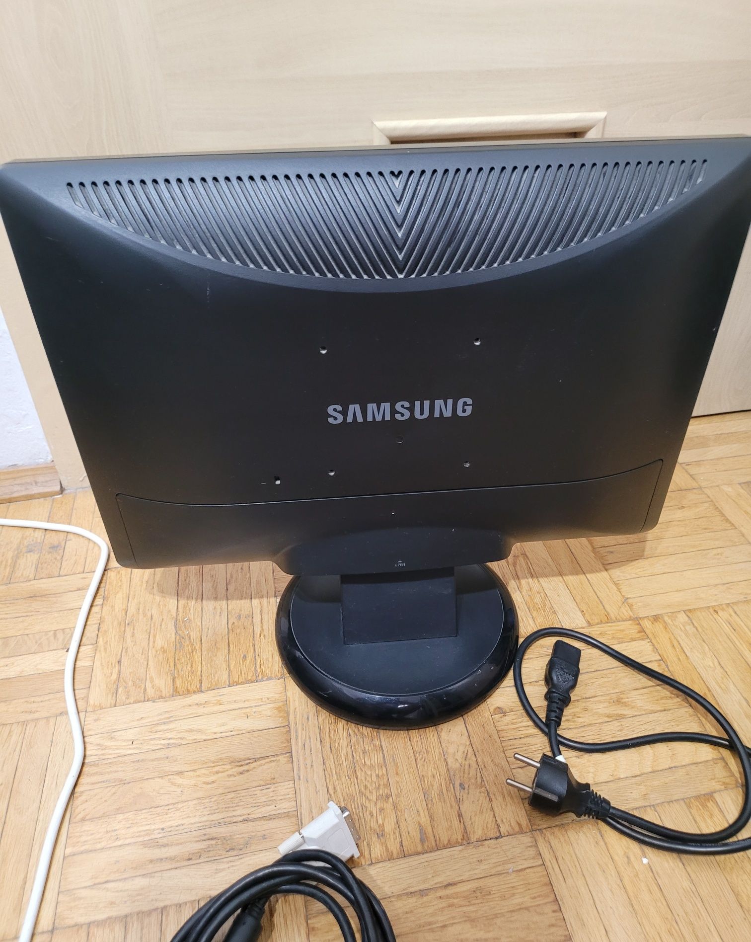 Monitor Samsung 206BW 20" 
1680x1050 DVI D-SUB Czarny