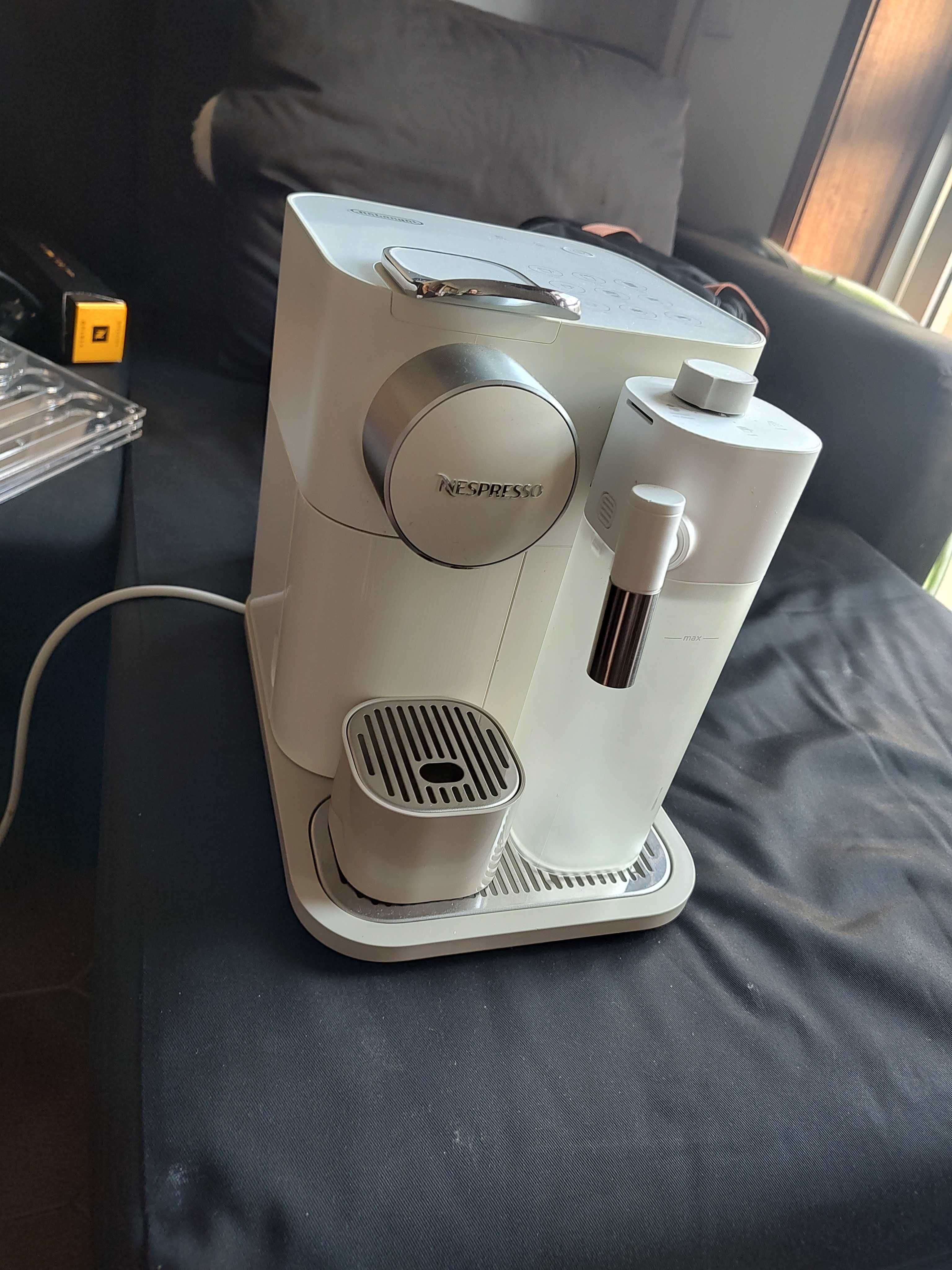 Máquina de café Nespresso Gran Lathissima
