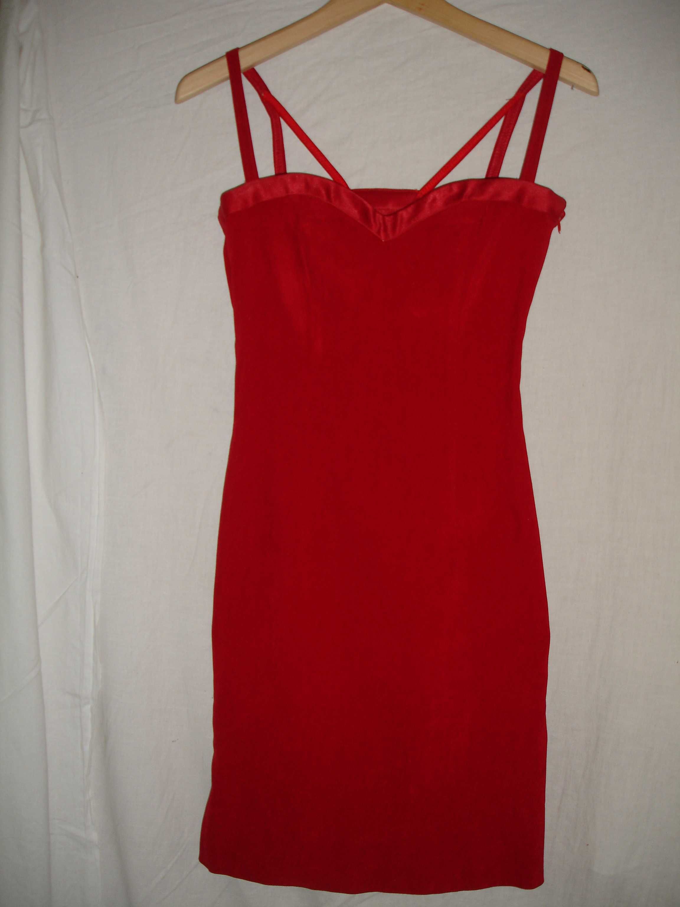 Czerwona sukienka na ramiączkach sexy