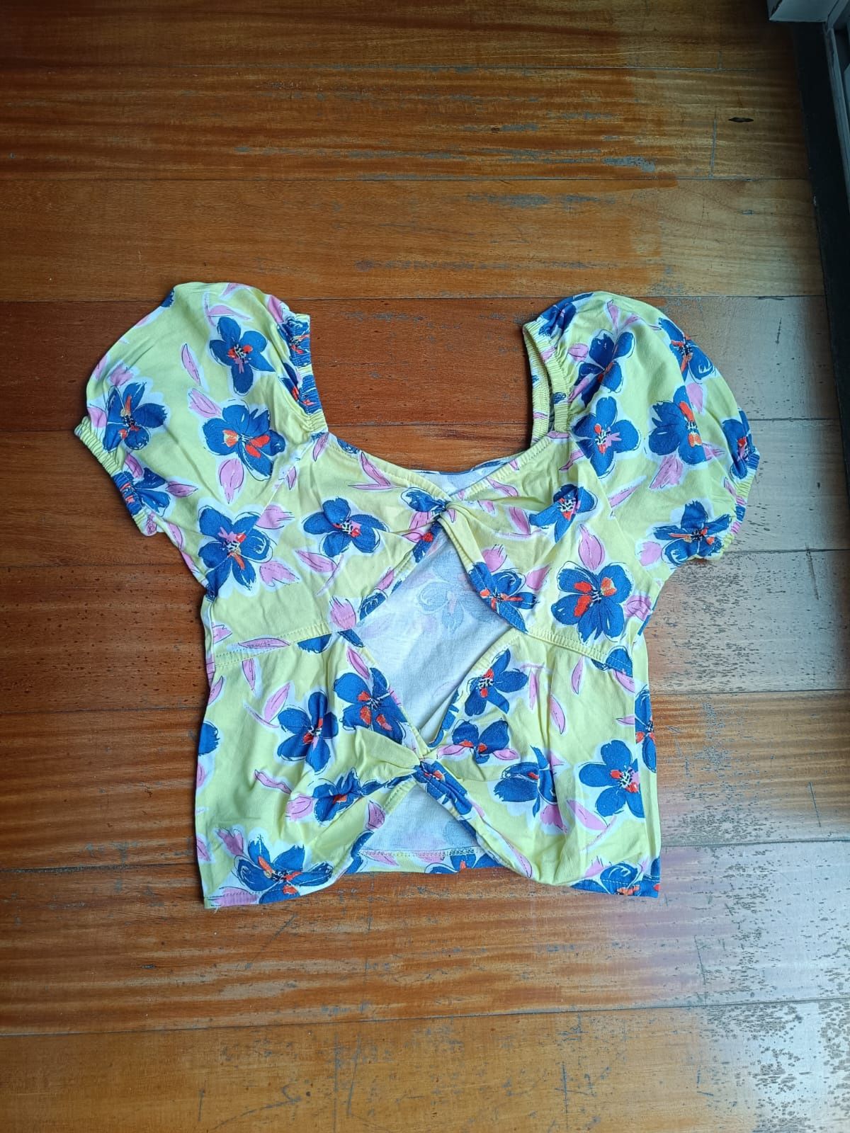 Top flores com aberturas nas costas  Zara