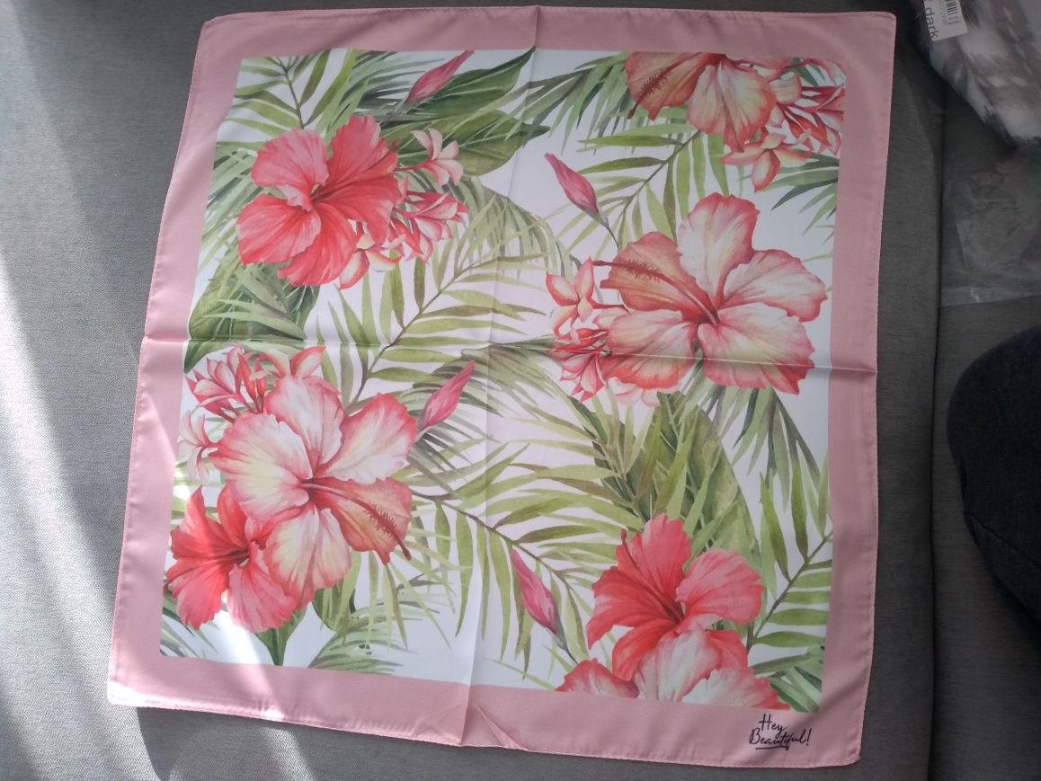 Chusta w kwiaty hibiskusa