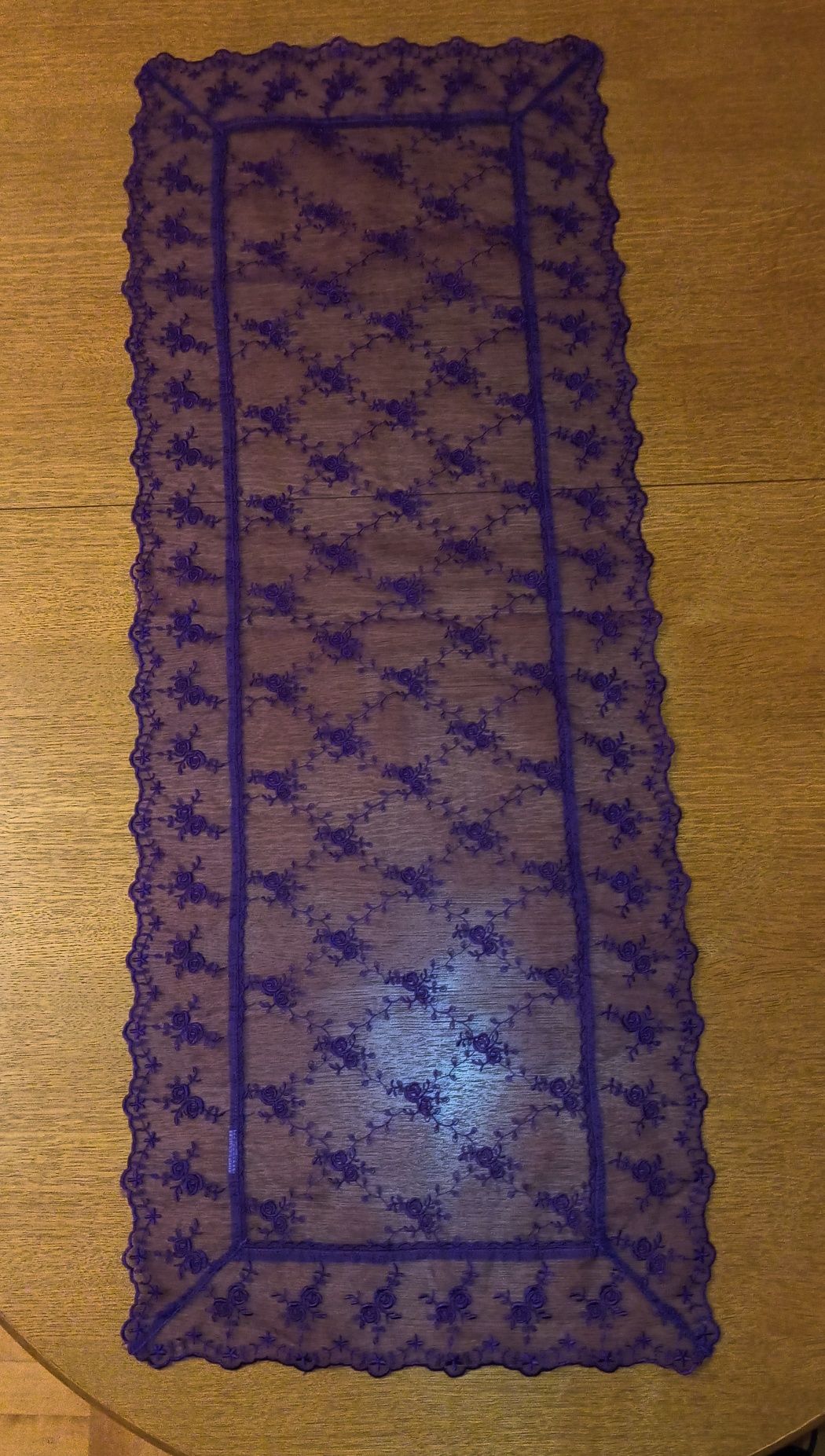 Fioletowy koronkowy bieżnik, wymiary: 109x42 cm