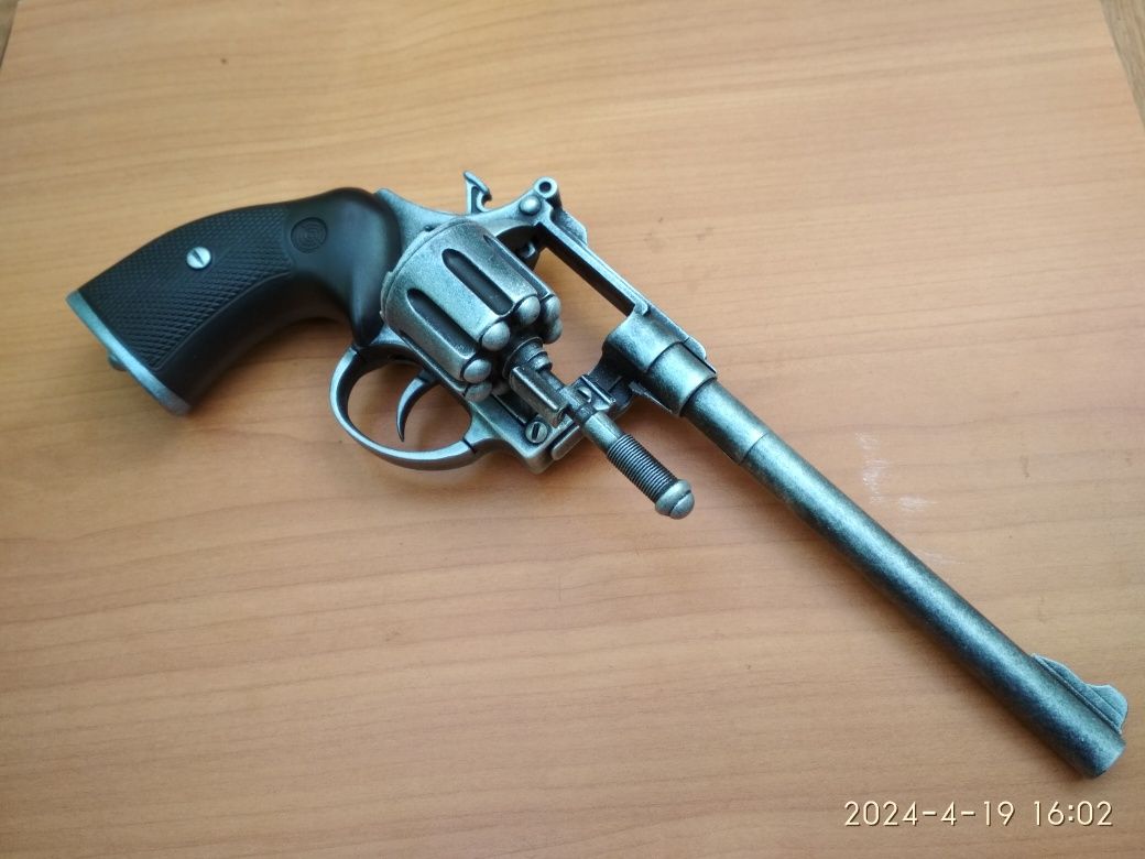 Револьвер детский постоны .