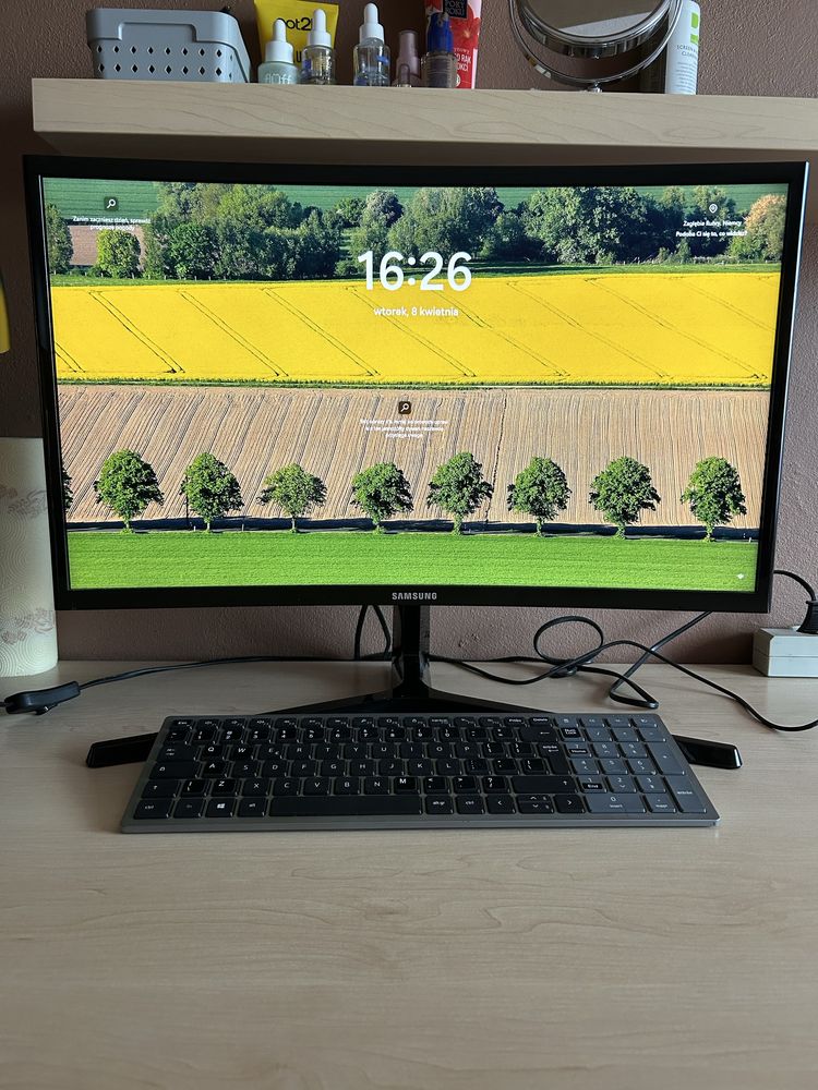 Komputer stacjonarny gamingowy z monitorem i kartą sieciową