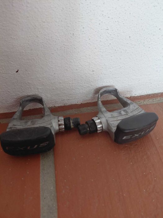 Conjunto Pedais : Shimano BTT 520 + Estrada Exus