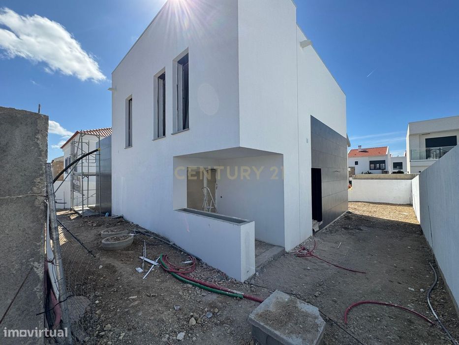 Moradia T4 contemporânea em Construção em Trajouce – São Domingos de R