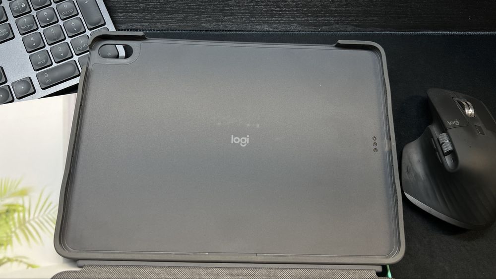 Logitech Combo Touch iPad Air (4th & 5th generation)