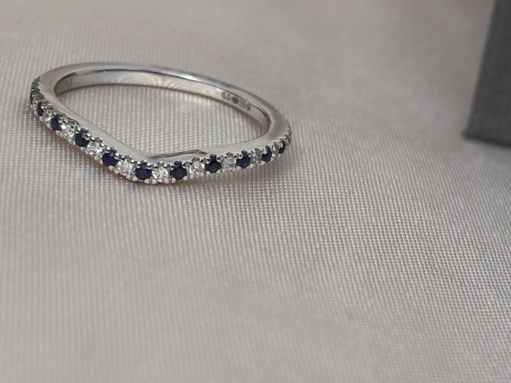 Piekny pierscionek Vera Wang  złoty 750 szafiry i diamenty