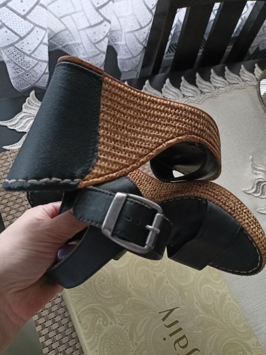 Sandałki Lasocki damskie na koturnie skóra rozmiar 35