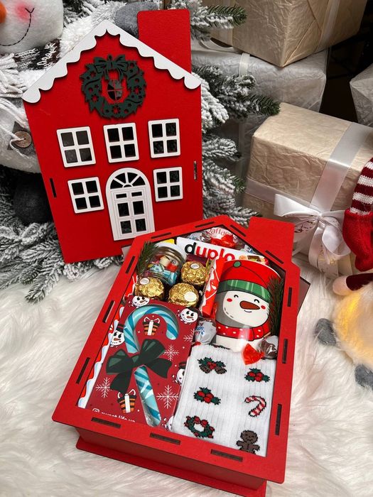 Солодкий новорічний подарунок для дитини подарунковий бокс Будиночок