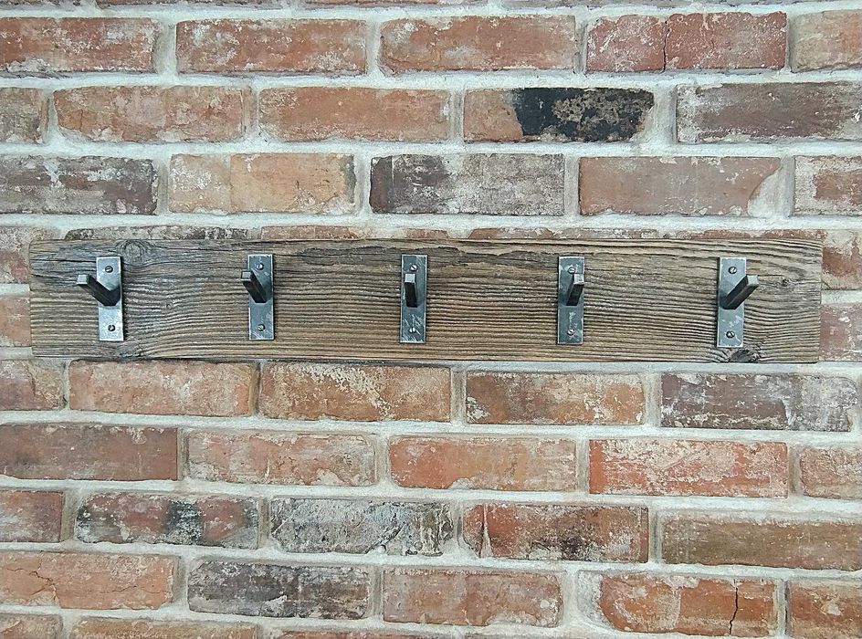 Wieszak loftowy z drewna i stali – industrialny design