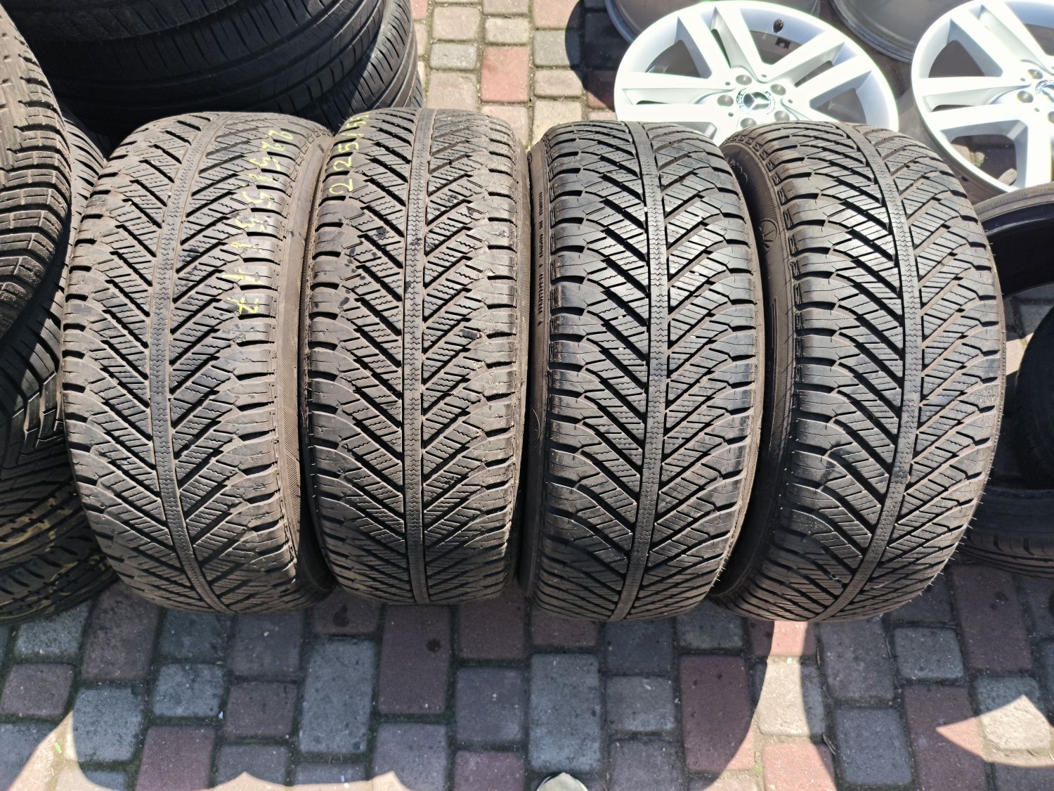 Opony całoroczne 17 Goodyear Vector 4Seasons 225/55 17