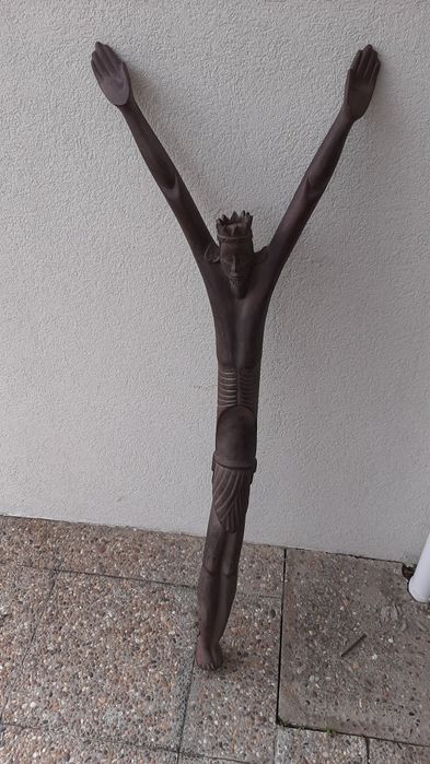 Estátua africana em madeira com mais de 25 anos e feita à mão