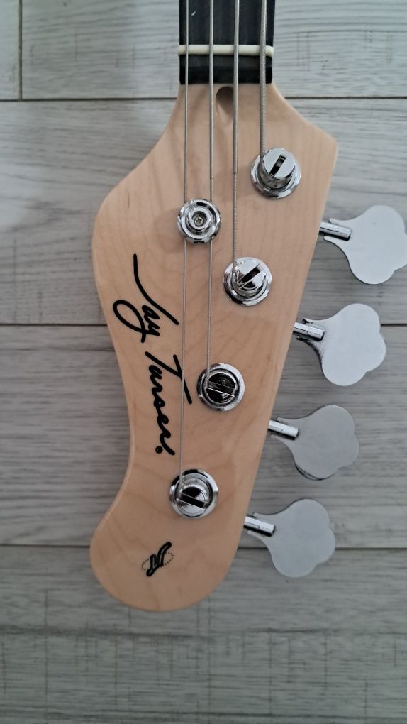 Gitara basowa Jay Turser