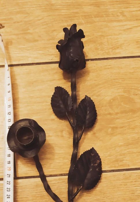 Stylowy świecznik metalowy róża