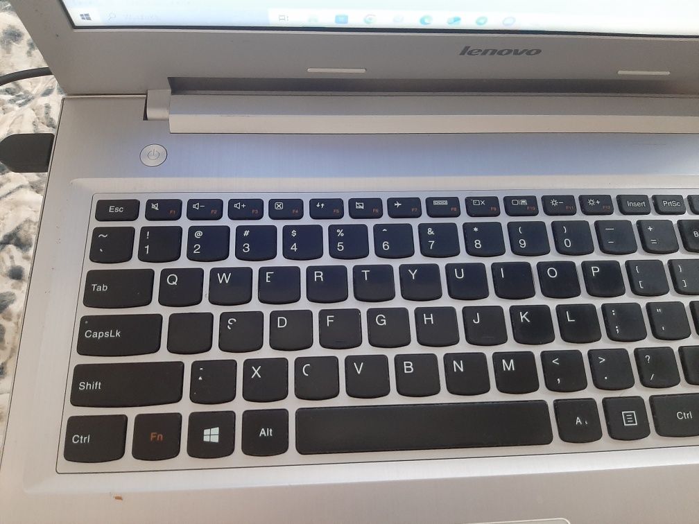 lenovo z50-70, i7 4510U, GeForce 840M, DDR3 8 GB,SSD 500GB  bez bater