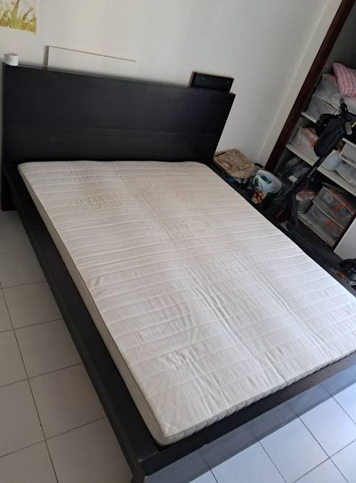 Vendo cama e colchao com marcas de uso