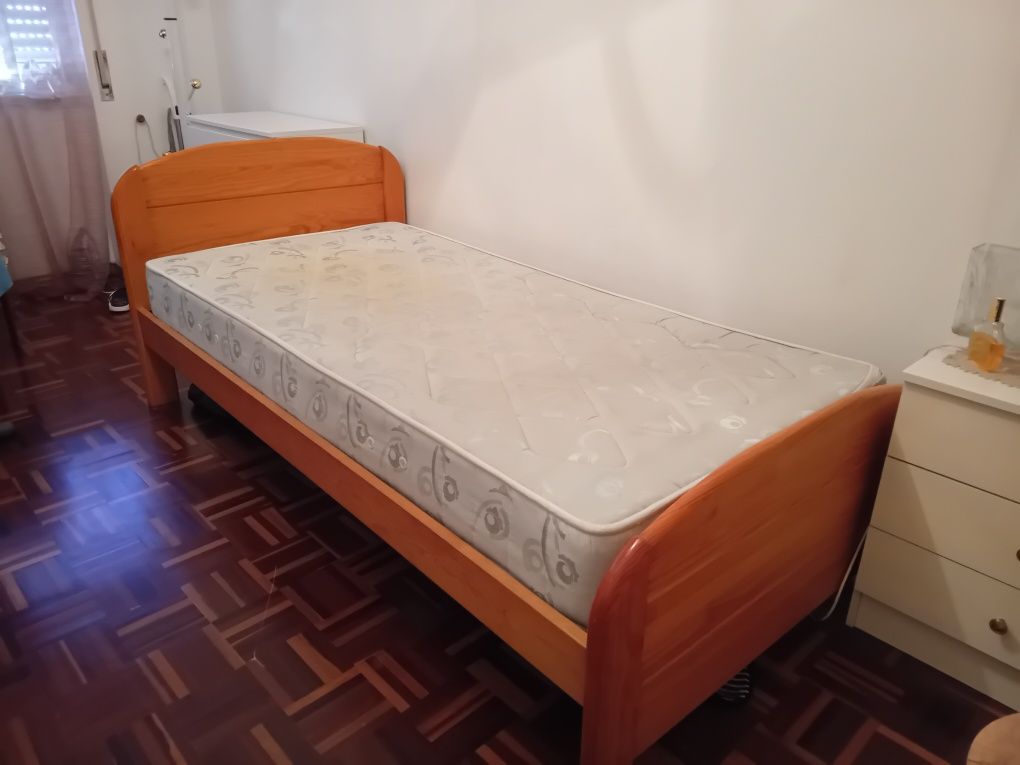 Cama individual com colchão