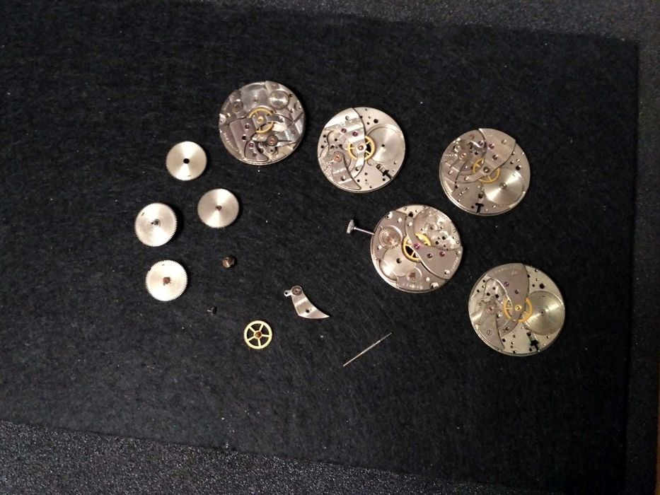 Zestaw pięciu mechanizmów od zegarków kieszonkowych Mołnia