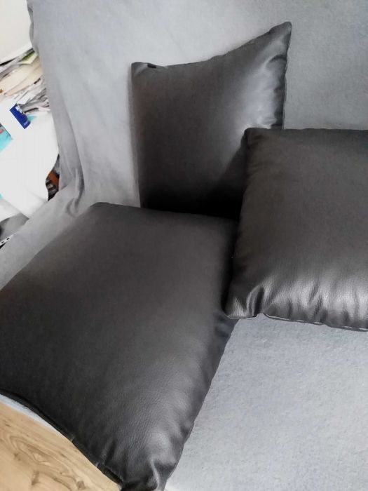 3 poduszki skórzane.