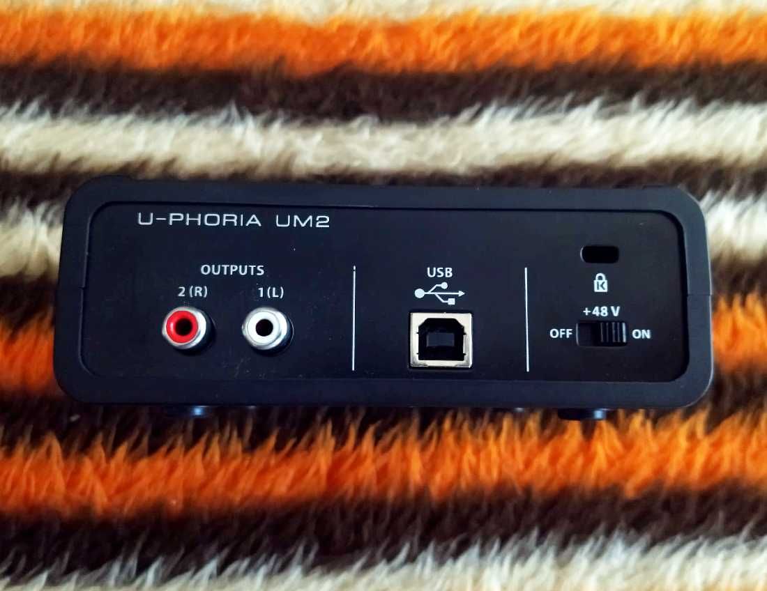 Vendo Placa de Áudio Behringer U-Phoria UM2 como nova