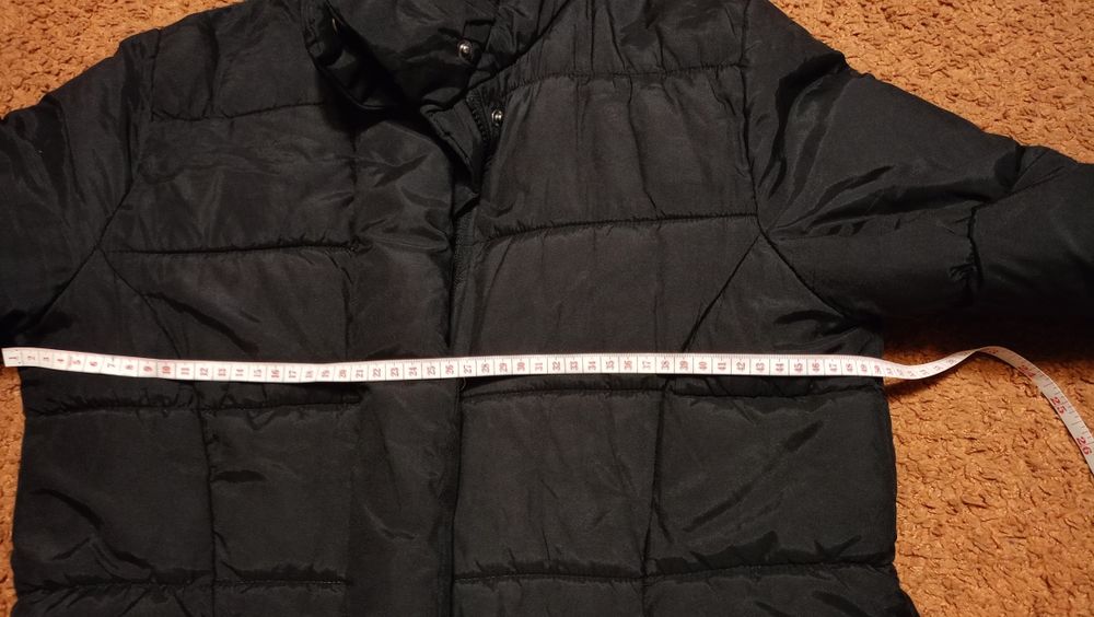 Płaszcz o długości 3/4.