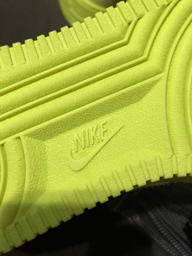 Продаются кроссовки  OFF-WHITE x Nike Air Force 1 Low "Volt" новые