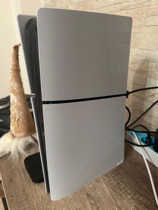 Ps5 em excelente estado com 2 comandos inlcuidos