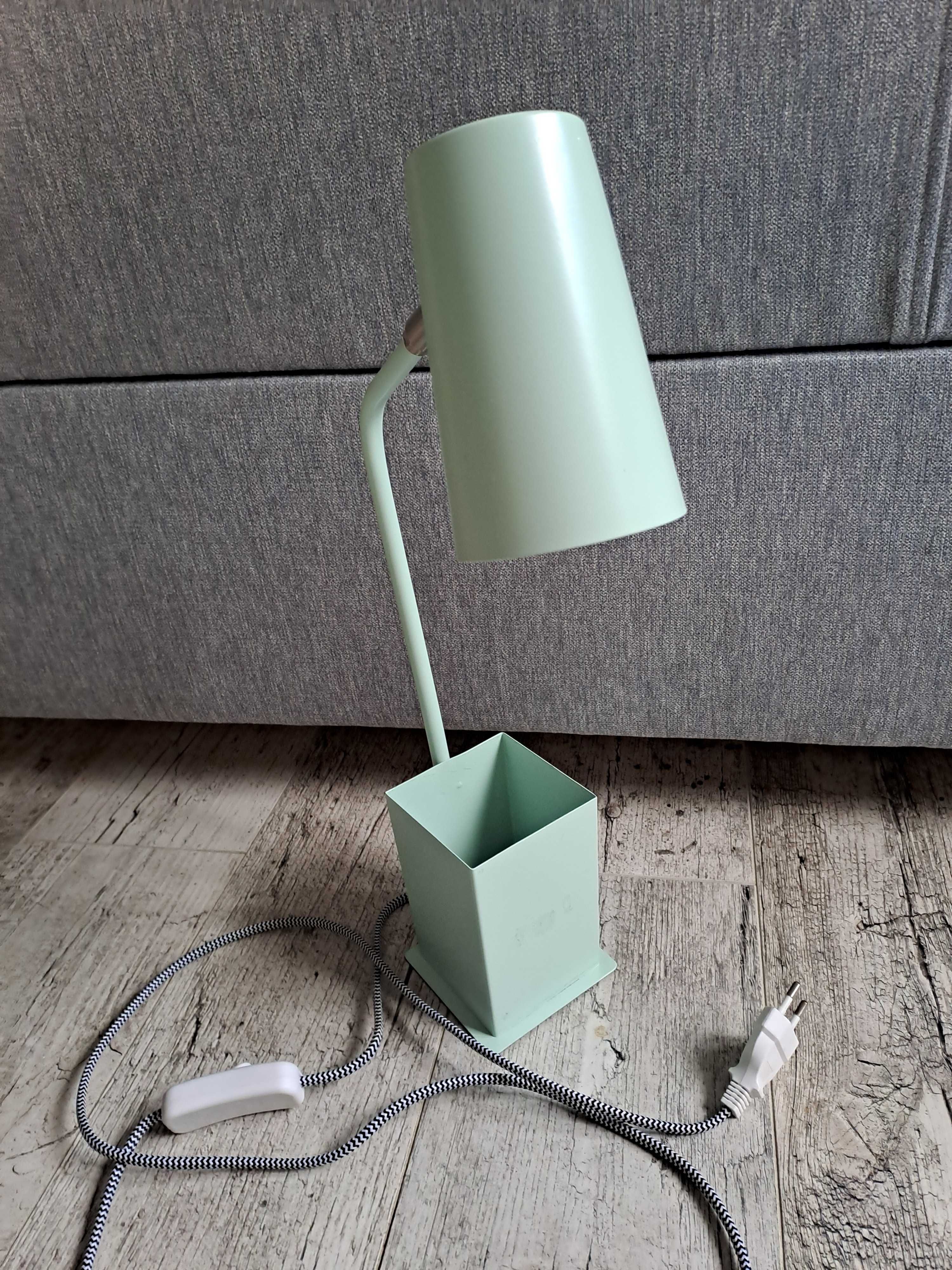 Lampka na biurko z pojemnikiem na kredki, mazaki, stan idealny!