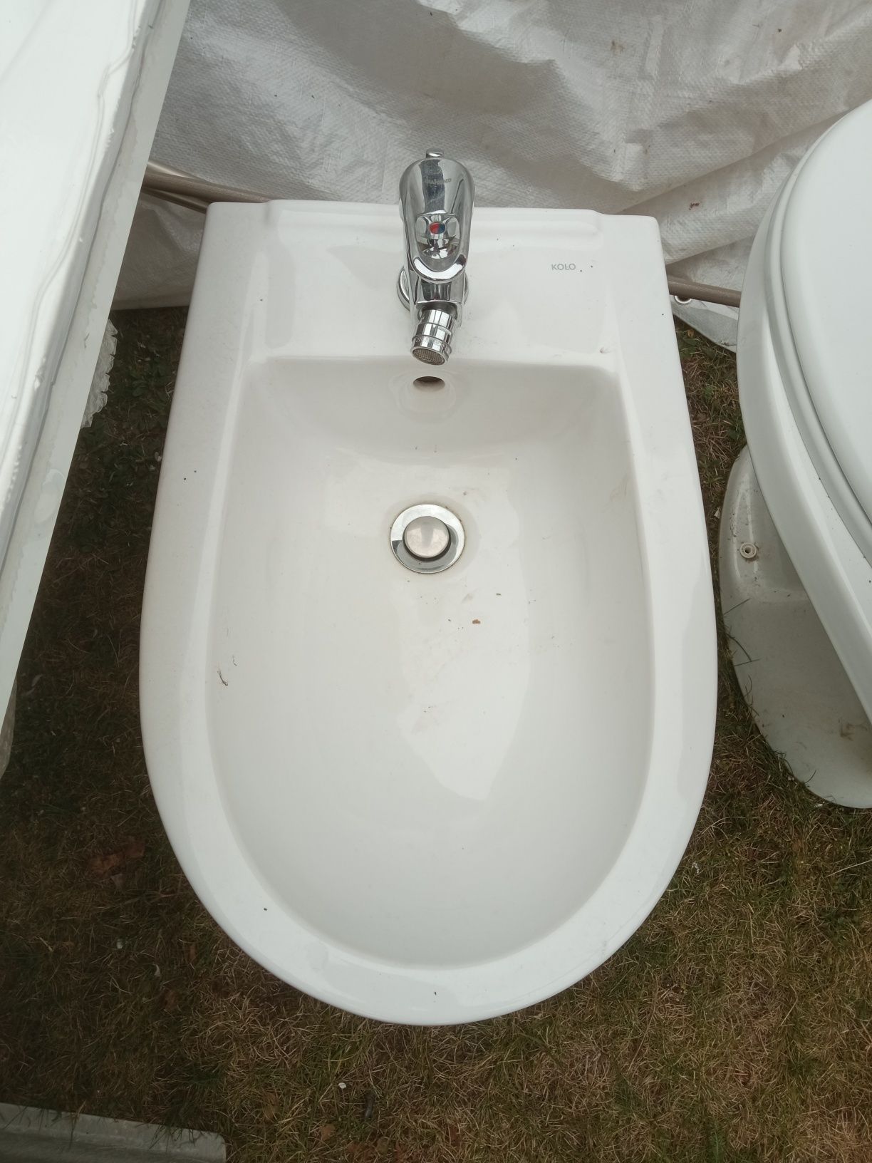 Bidet koło biały
