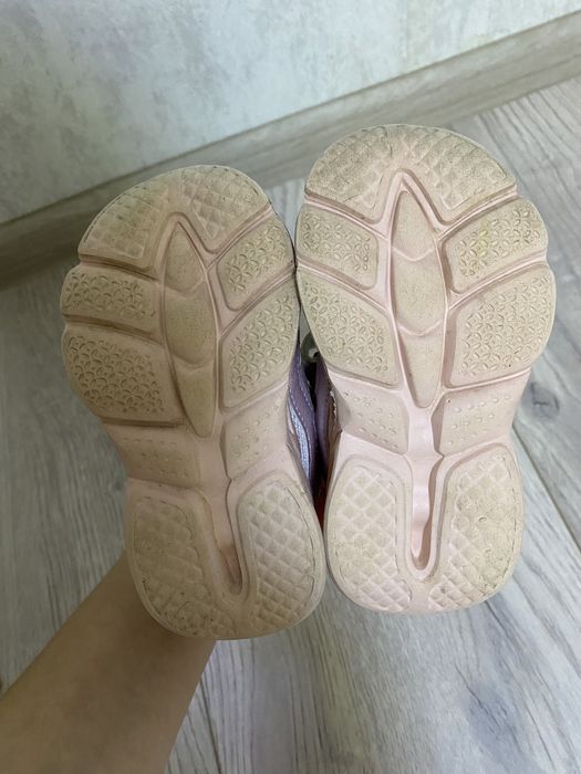 Дитячі кросівки з ліхтариками на підошві для дівчинки.