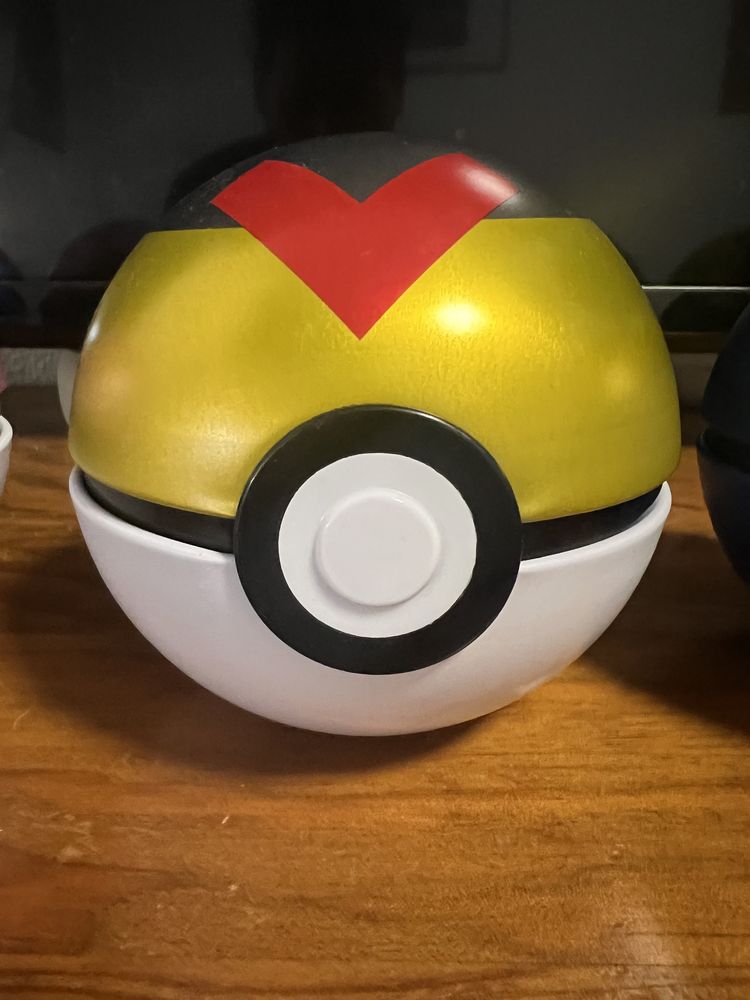 Poké Balls Tins