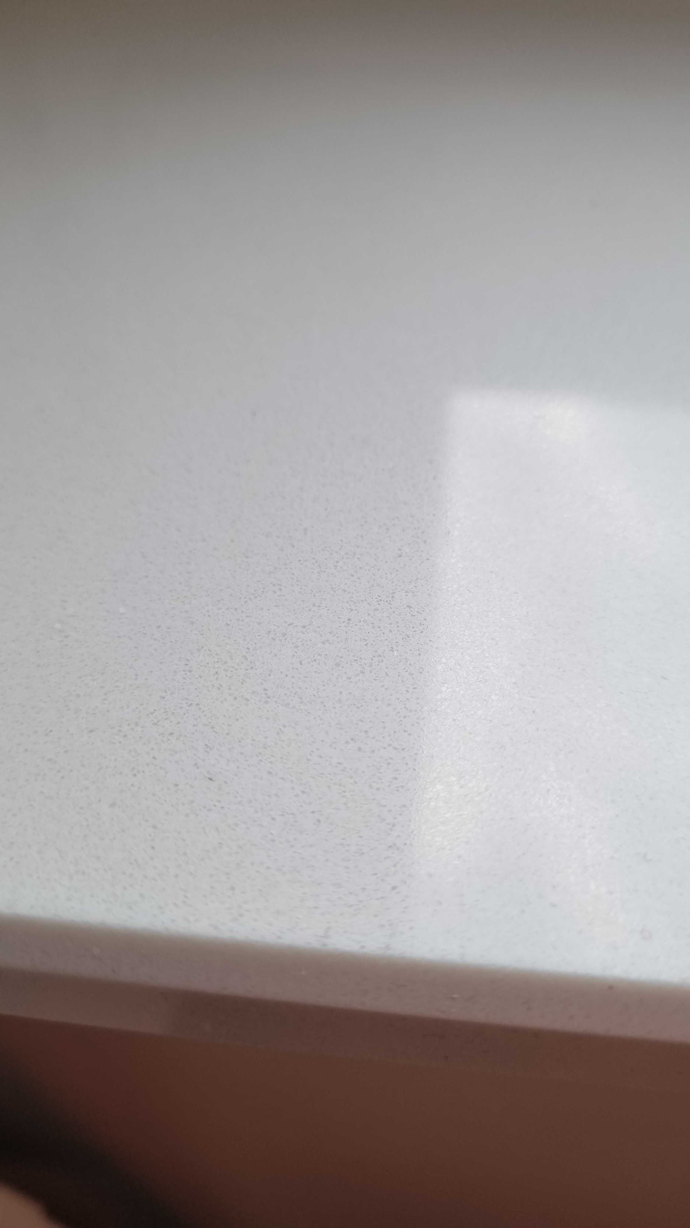 Parapet z konglomeratu biały