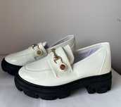 Sapatos pretos brancos