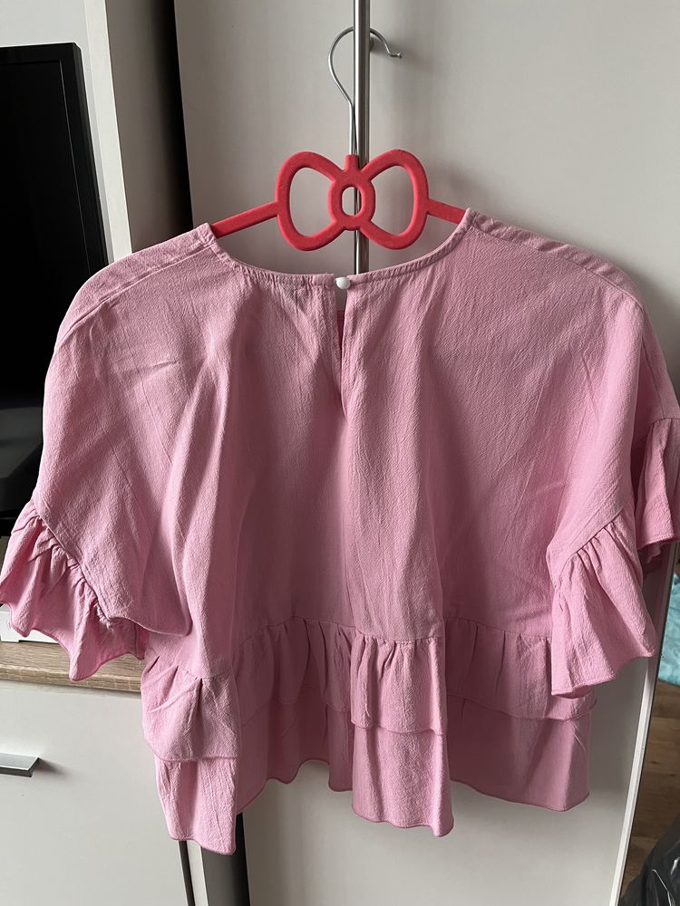 Różowa bluzka z falbankami