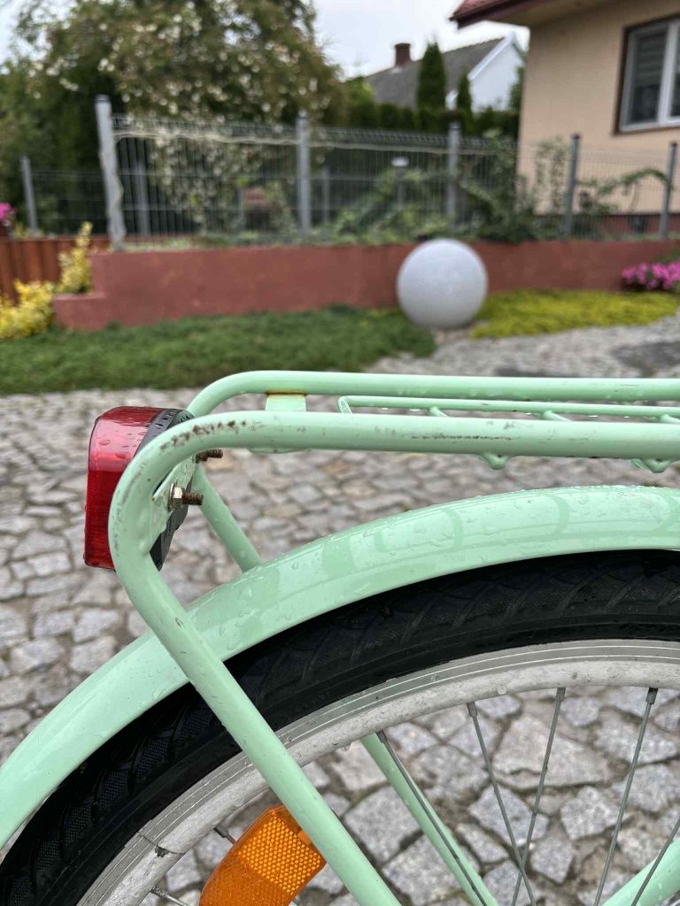 Miętowy rower z koszykiem i zapięciem