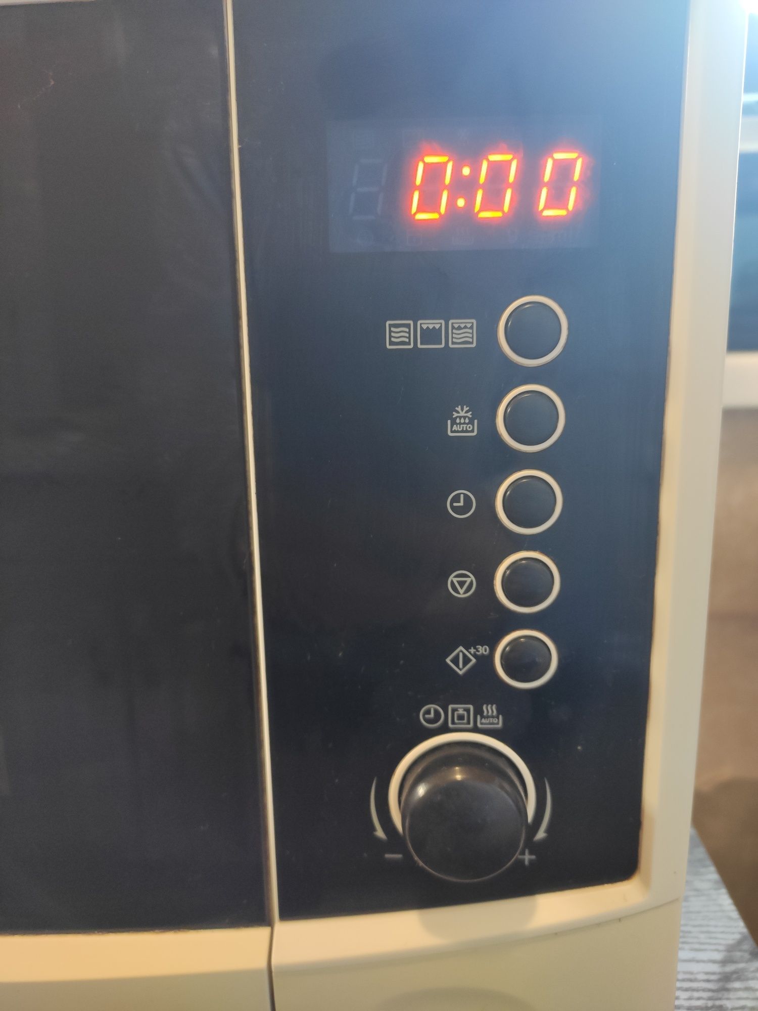 Мікрохвильовка Electrolux EMS 20400 W