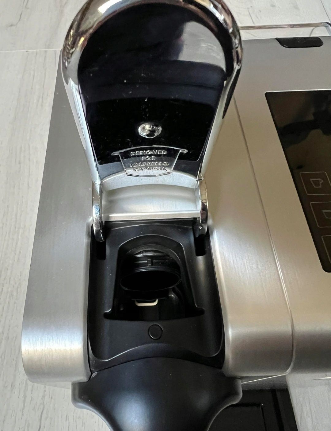 Automatyczny ekspres ciśnieniowy De'Longhi Nespresso Lattissima P 1400