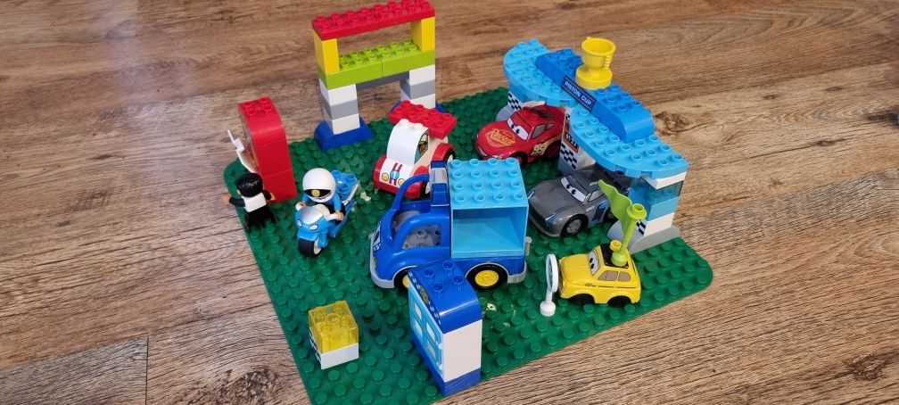 Zestaw lego duplo autka wyścig o złoty tłok plus policja, mata budowla