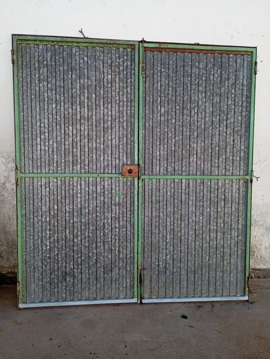 Portão em ferro forrado a chapa