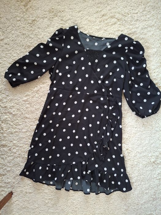 Sliczna sukienka w grochy z koronka i falbanka