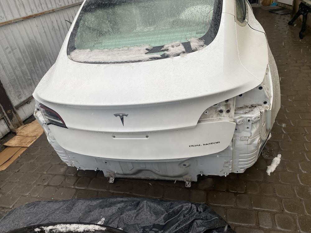 Кришка багажника Tesla model 3 2019