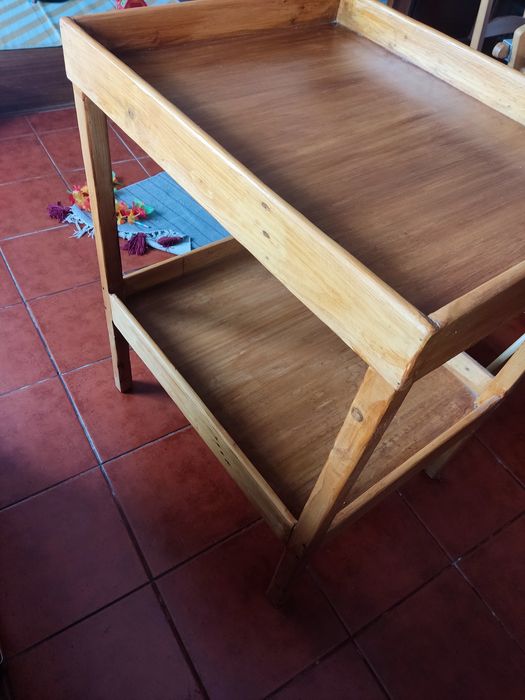 Muda fraldas em madeira