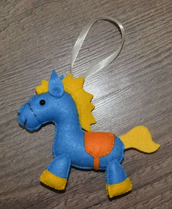 Ялинкова іграшка конячка символ 2026 року