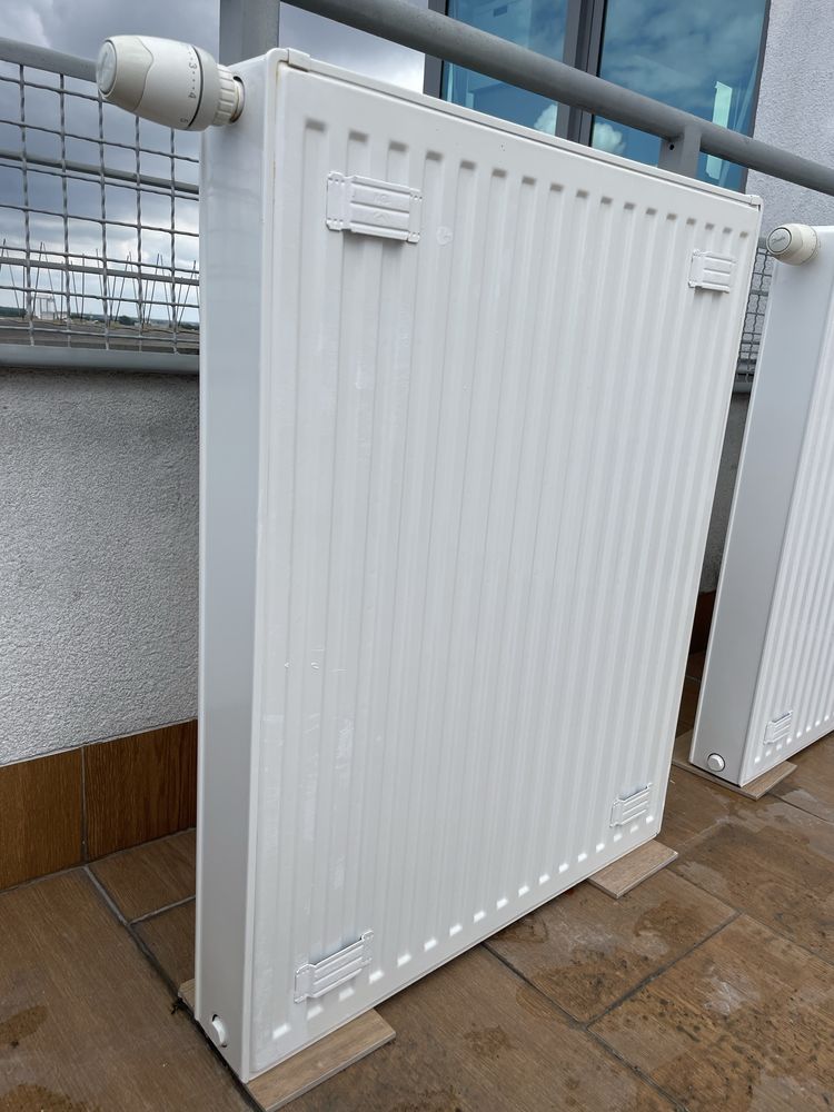 3 Grzejnki panelowe z glowicami termostatycznymj Danfoss