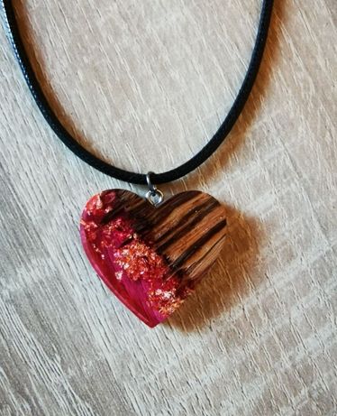 Naszyjnik wisiorek brelok w kształcie serca z drewna i żywicy prezent