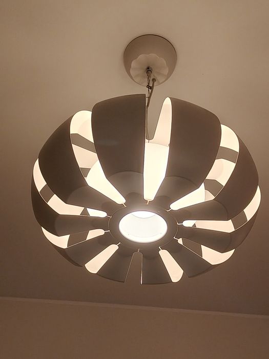 Candeeiro de teto cor branca como novo.