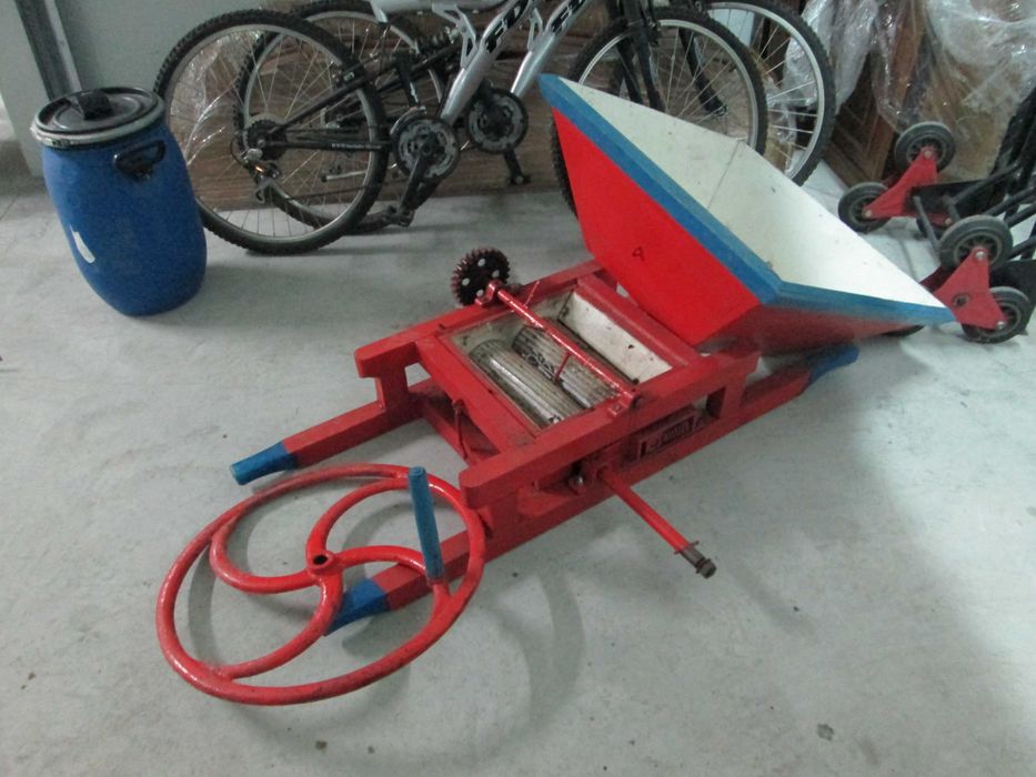 Ralador rústico/artesanal com roda em ferro forjado