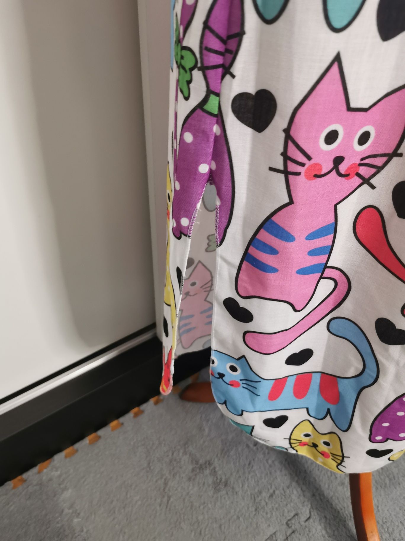 Śliczna długa prosta sukienka w kolorowe koty oversize plus size