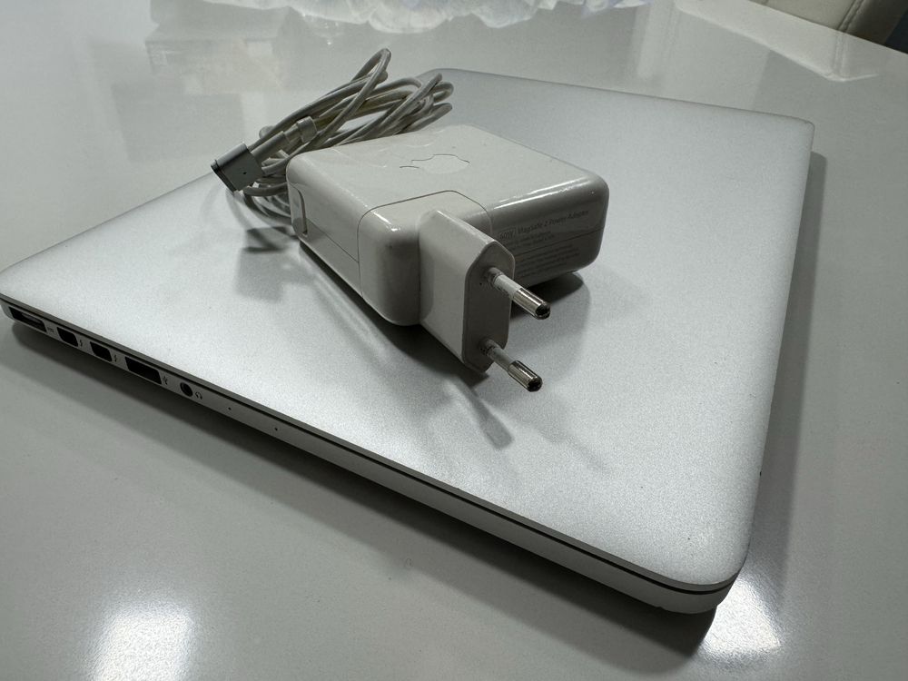 MackBook Pro 13.3 I7 ( 8gb/256gb)